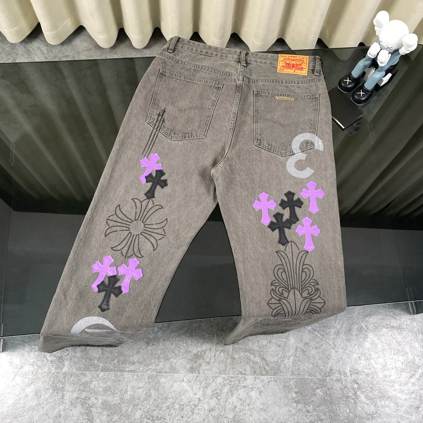 🅿️280 Chrome Hearts 24SS official website limited purple cow spray-painted graffiti patchwork leather jeans!  🛍️As an Online limited edition, it attracted a lot of attention as soon as it debuted. The black and purple cross-stitched leather design brings a cool and mysterious atmosphere, and every stitching shows a unique taste. The limited edition graffiti spray painting is casual and bold, just like wearing street art on your body, and you will never miss it when walking on the road.  Straight and loose fit, suitable for various body shapes, casual and cool online. Genderless design, both boys and girls can easily control it, easily create a super trendy feeling, and directly maximize the fashion expression!  Black and gray color 🔘, low-key but with hidden edge, perfect for versatility, whether paired with a simple white T-shirt or a personalized printed top, it can make you the focus of the street.  Size covers M-XXL (corresponding to sizes 30-36)